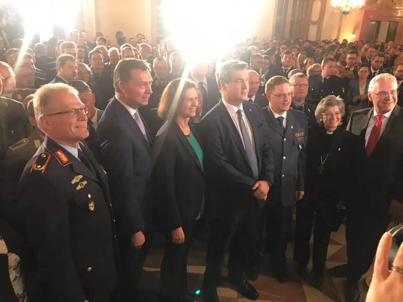 Bayern steht zusammen wenn es Katastrophen gibt. Gro�en Dank an alle Hilfkr�fte, vom THW, der Feuerwehr,den Rettungsdiensten, der Polizei und unserer Bundeswehr.  