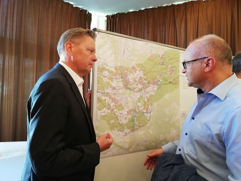 Mit Bernd Eckstein heute bei der Informationsveranstaltung der Tennet GmbH in der Feuchter Reichswaldhalle. Alle B�rger k�nnen zum Netzausbau Stellung beziehen. Es geht darum L�sungen zu finden, die m�glichst vertr�glich f�r Menschen und Landschaft umgesetzt werden k�nnen.