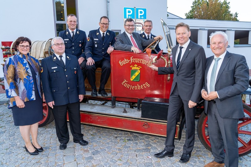 Die F�hrungsspitze des LFV Bayern mit dem neuen Vorsitzenden Johann Eitzenberger (4. v. li.), den Stellvertretern Norbert Thiel und Hermann Schreck (beide links daneben), Staatsminister Dr. Florian Herrmann (am Steuer) und MdL Norbert D�nkel (2. v. re.)