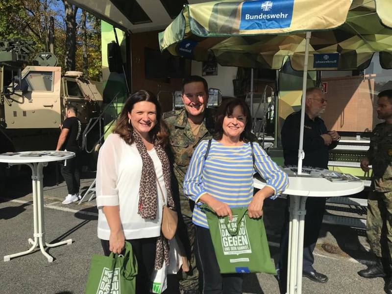 Wir stehen zu unseren Soldaten! CSU-Landratskandidatin Cornelia Trinkl (links) und unsere Europaabgeorndte Marlene Mortler beim Stand der Bundeswehr.  