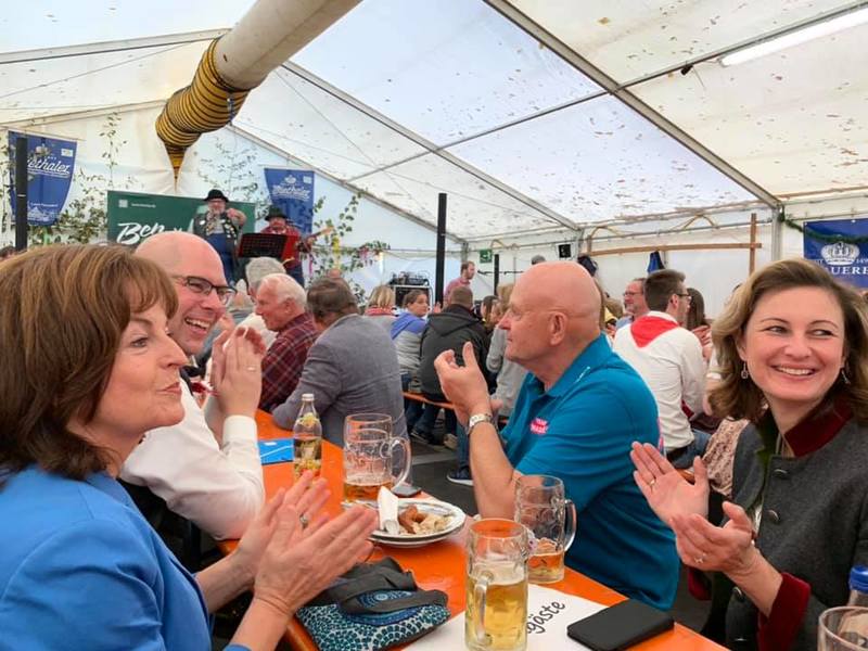 Ausgelassene Stimmung im Bierzelt.