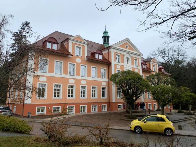 Auf 240 Pl�tzen werden insbesondere neue Erzieherinnen und Erzieher ausgebildet, die wir f�r die Kindertagesst�tten dringend brauchen. Der Freistaat Bayern bezuschusst die Ma�nahme mit 1,85 Millionen Euro.