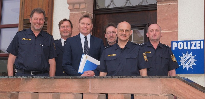 MdL Norbert D�nkel (3. v. li.) mit den Polizei-F�hrungskr�ften (v. li.) Josef Mehringer, Pr�sidium Mittelfranken, den Inspektionsleitern G�nter Losse (Lauf), Raimund Mihatsch (Altdorf), Hans Meixner (Hersbruck) und Stellvertreter Klaus Bald (3. v. re.)