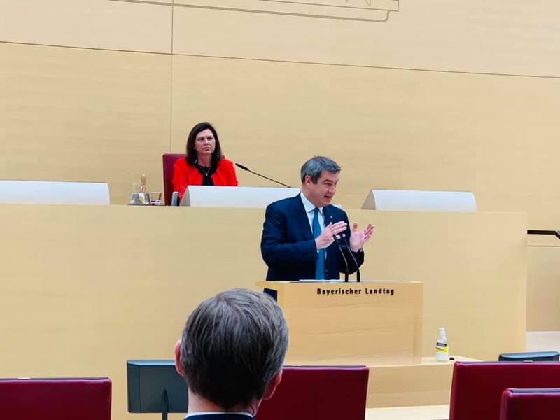 Regierungserkl�rung von Ministerpr�sident Markus S�der im Bayerischen Landtag: ein starkes Signal staatlicher Solidarit�t mit den Menschen in Bayern, Eltern, Krankenhilfe, Arbeismarkt, Berufsgruppen und Sozialeinrichtungen.
Mit einem Schutzschirm von 60 Milliarden Euro werden Soforthilfen f�r weite Bereiche des Landes ausgewiesen.
Mit der Einf�hrung einer Mundschutzpflicht ab 27. April erfolgen aber auch Einschr�nkungen in vielen Bereichen des �ffentlichen Lebens bei gleichzeitiger Lockerung der Einkaufsm�glichkeiten.