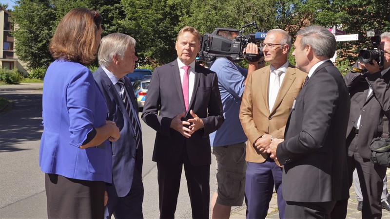 MdL Norbert D�nkel (Mitte) im Gespr�ch mit Landtagspr�sidentin Ilse Aigner und Vize Karl Freller sowie Landtagskollege Wolfgang Hauber und Reiner Sch�bel, Rektor und Vorstandsvorsitzender der Rummelsberger Diakonie (beide rechts)  Foto: M. Keilholz