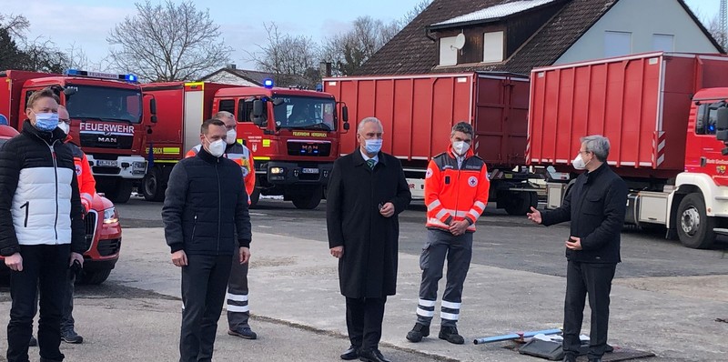 Mit den Kameraden der verschiedenen Nordbayerischen Feuerwehren setzte sich der Konvoi aus 9 Fahrzeugen, einschlie�lich Kontingentf�hrerfahrzeug mit KBR Norbert Thiel und KBI Holger Herrmann sowie einem Rettungsfahrzeug des BRK Feucht/Schwarzenbruck zusammen.   