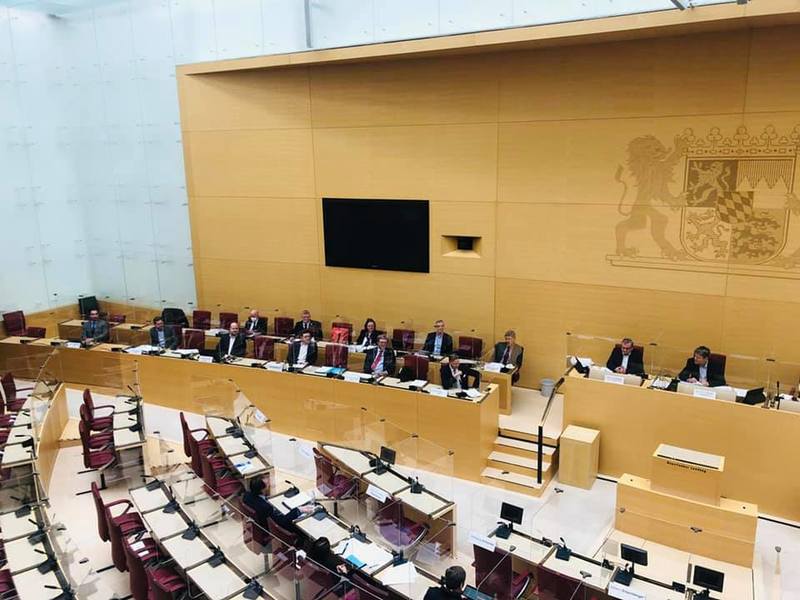 Um unsere Wehren fit f�r die Zukunft zu machen wollen wir: 
Die Finanzmittel f�r die Jugend- und Nachwuchsarbeit weiter zu erh�hen. 
F�rderbetr�ge f�r die aktiven Mitglieder anheben.
Mit einer Ausbildungs- und �bungsoffensive die coronabedingten Defizite ausgleichen.
Ein neues bayerisches Ehrenzeichen einf�hren, um die Leistungen unserer Wehren im Auslandseinsatz zu w�rdigen.
