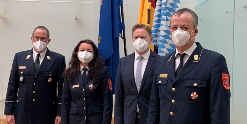 Expertenrunde zur Zukunft der Feuerwehren in Bayern aus dem N�rnberger Land Kreisbrandrat Norbert Thiel (rechts) und Norbert D�nkel zusammen mit der Frauenbeauftragten Andrea F�rstberger und Johann Eitzenberger, Vorsitzender des Bay. Feuerwehrverbands.
