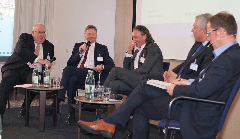 MdL Norbert D�nkel (2. v. li.) auf dem Podium mit (v. li.) Olaf Seifert, Tourismusverband Franken, Thomas F�rster, Bayer. Hotel- und Gastst�ttenverband, vbw-Bezirksvorstand Harald Hubert und Moderator Stephan Sohr, Chefredakteur der 