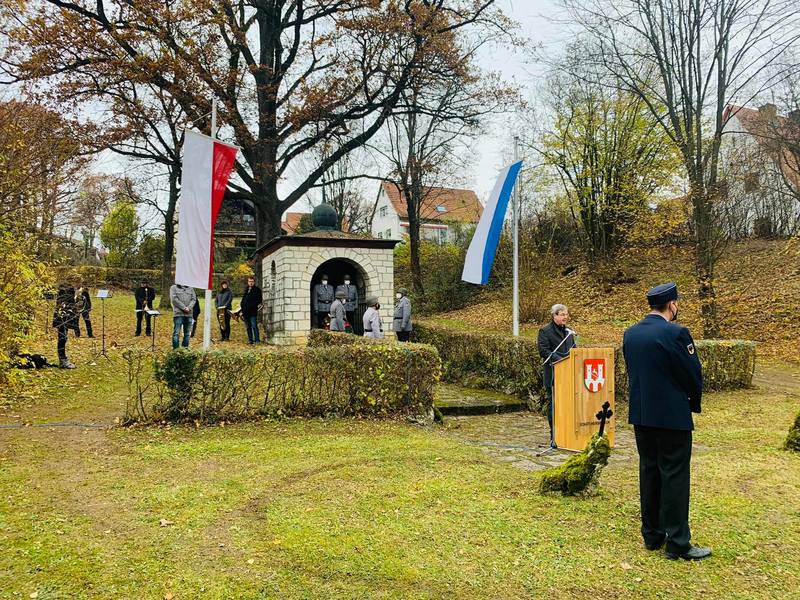 Wir gedenken all den Opfern von Krieg und Vertreibung und danken unseren Soldaten der Bundeswehr, die unsere Demokratie verteidigen.  