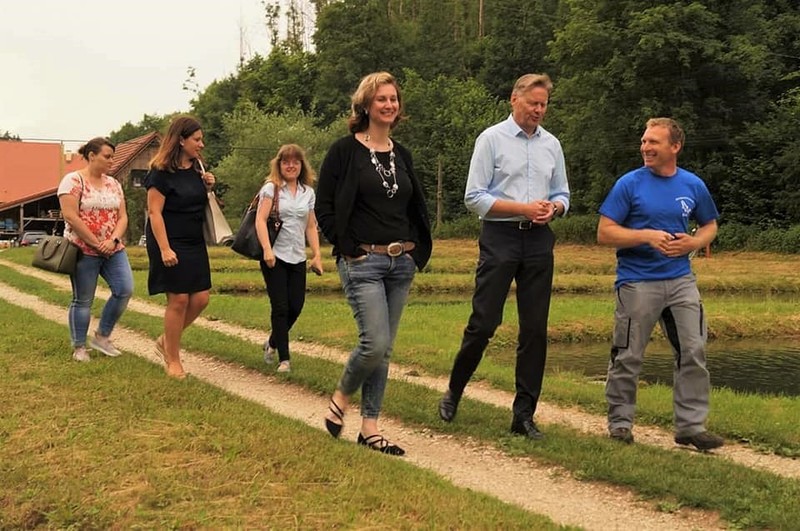 Zusammen mit Cornelia Trinkl, Marion Fischer und engagierten Mitgliedern der JU bei der Erlengrundfischerei Rau. Danke f�r die interessanten Eindr�cke. 