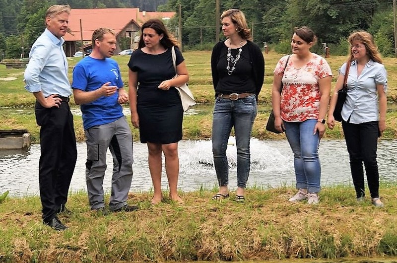 Gespannt lauschen die Besucher den Ausf�hrungen von Martin Rau. 