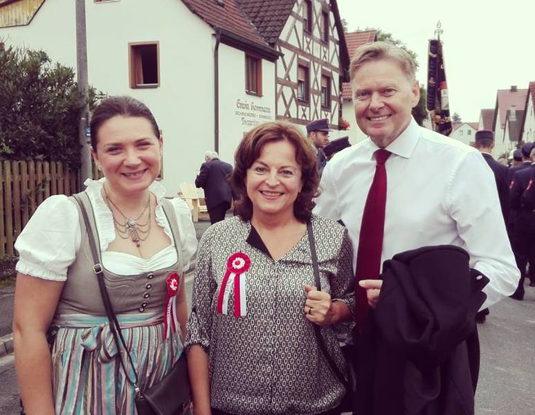 Zusammen mit Cornelia Trinkl und Marlene Mortler gratuliere ich der Freiwilligen Feuerwehr Germersberg zum 125 j�hrigen Jubil�um. 
