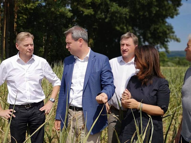 Zusammen mit der Bayerischen Landwirtschaftsministerin Michaela Kaniber (rechts) verschafft sich der Ministerpr�sident ein Bild vor Ort.  