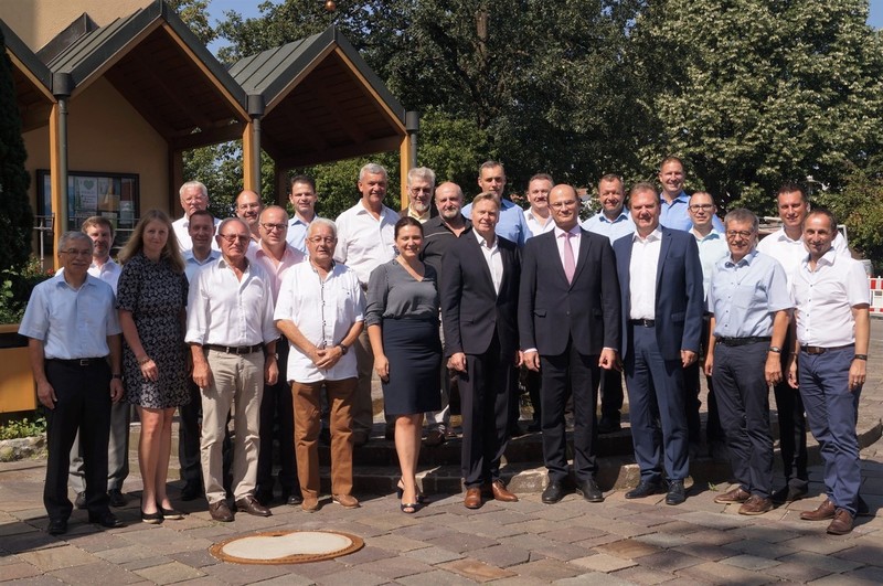 Minister F�racker und MdL Norbert D�nkel (1. Reihe, 4. u. 5. v. rechts) mit den B�rgermeistern der Kommunen aus dem N�rnberger Land, von denen trotz der Urlaubszeit eine gro�e Zahl der Einladung nach Burgthann gefolgt war