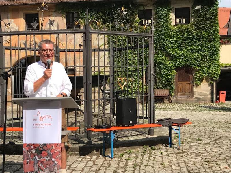 Erich Od�rfer, B�rgermeister von Altdorf, bei seiner Ansprache. 