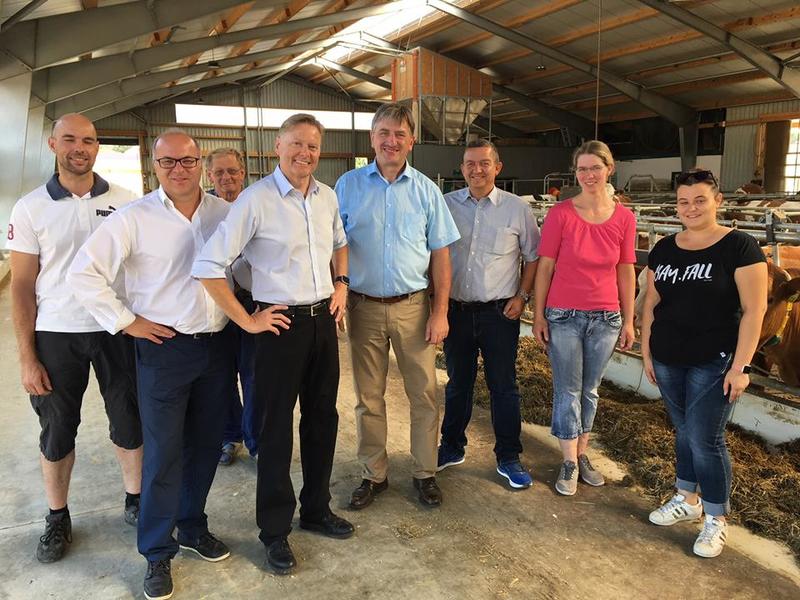 Neuer Stall - 60 Milchk�he � Milchautomat � regionaler Versorger.
Ein offenes Ohr f�r die Anliegen der heimischen Landwirte.
Zusammen mit Bezirksrat Bernd Eckstein und BBV-Vizepr�sident G�nther Fel�ner in Winn. 
