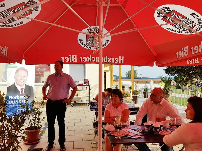 Frank Pitterlein bedankt sich im Namen der CSU Schnaittach bei den Teilnhemern. 