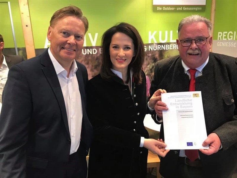Gr�ne Woche Berlin, Stand des Landkreises N�rnberger Land. Landwirtschaftsministerin Michaela Kaniber �berreicht B�rgermeister Bruno Schmidt den Zuwendungsbescheid zur Dorferneuerung Reichenschwand in H�he von 480.000 Euro.