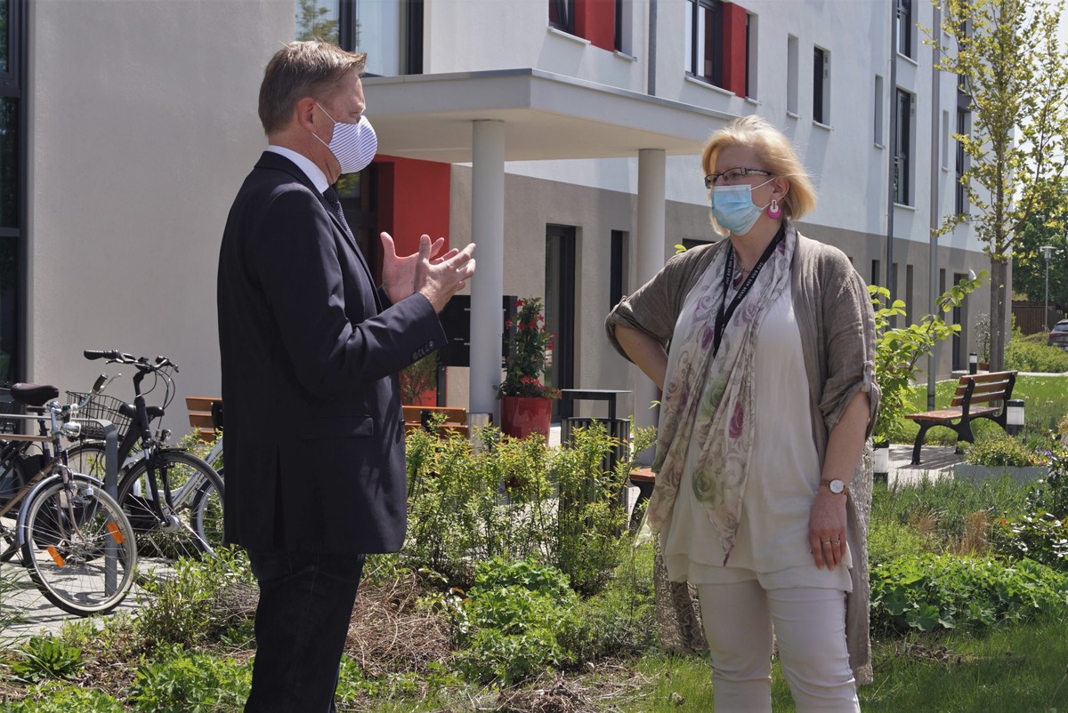 MdL Norbert Dnkel tauschte sich mit Einrichtungsleiterin Christa Wild ber die Situation im Altdorfer Seniorenzentrum Haus am Pfaffental aus
