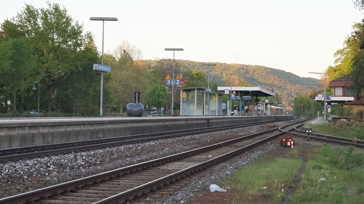 Am Ausbau der Franken-Sachsen-Magistrale – hier der Bahnhof Hersbruck rechts der Pegnitz – hängen die Fernverkehrsverbindungen nach Hof/Leipzig und Prag sowie der S-Bahn-Ausbau ins Schnaittach- und obere Pegnitztal 