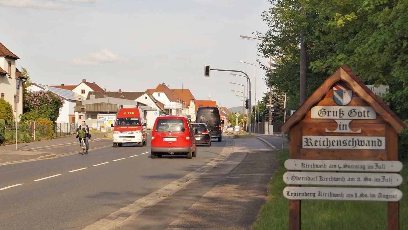 Ortsdurchfahrt Reichenschwand von Westen her; täglich passieren rund 18.000 Fahrzeuge die Bundesstraße 14 durch den Ort   