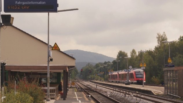 Wunsch der Politik ist es, die Bedarfsplanung zur Elektrifizierung der Franken-Sachsen-Magistrale Nrnberg-Marktredwitz  hier der Bahnhof Neunkirchen am Sand, von wo die Schnaittachtalbahn von der Hauptstrecke abzweigt  mit der Planung zum S-Bahn-Ausbau