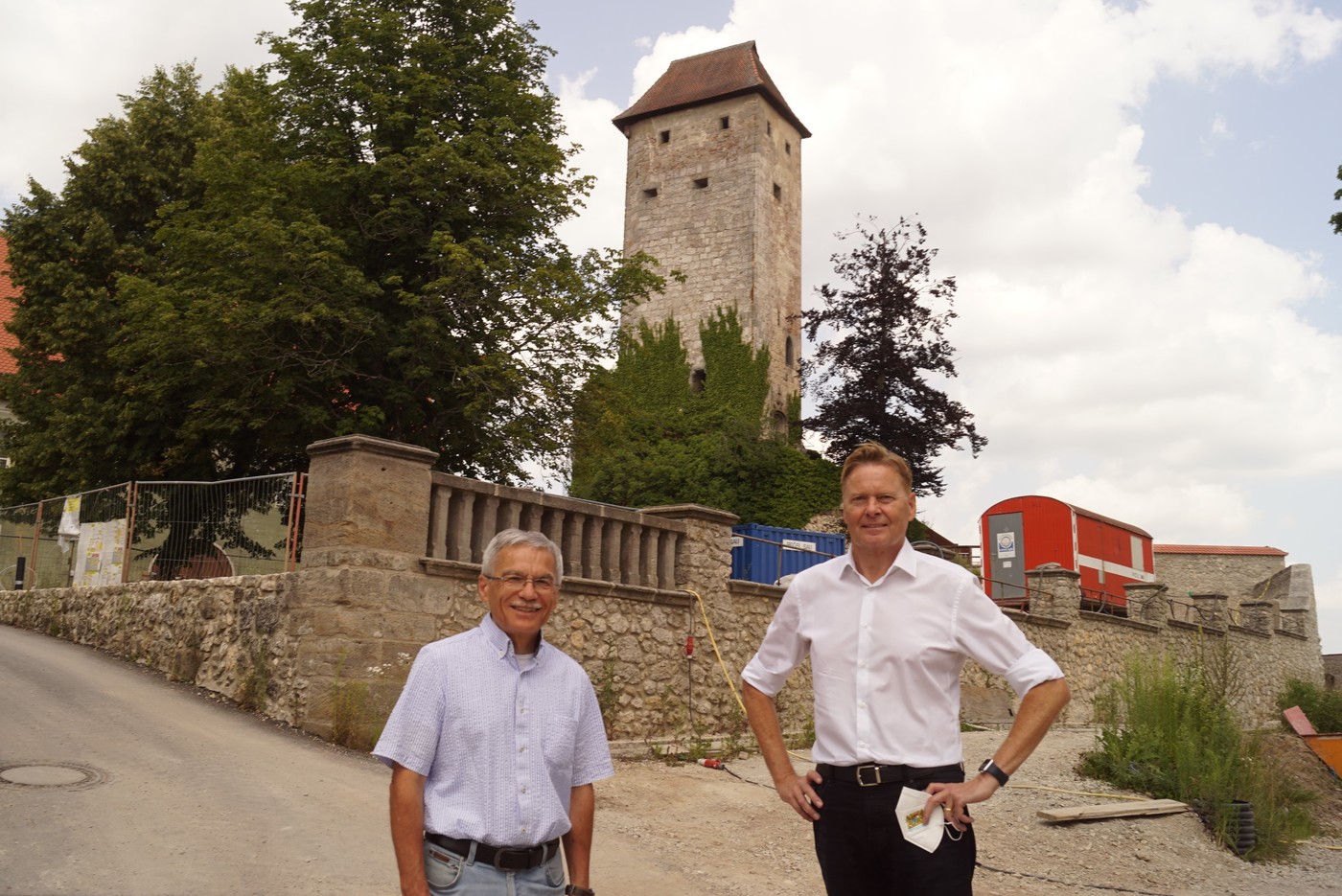 MdL Norbert Dnkel (rechts) machte sich zusammen mit Brgermeister Josef Springer ein Bild ber den aktuellen Stand der Sanierungsarbeiten auf Burg Veldenstein, die bis November dieses Jahres abgeschlossen sein sollen