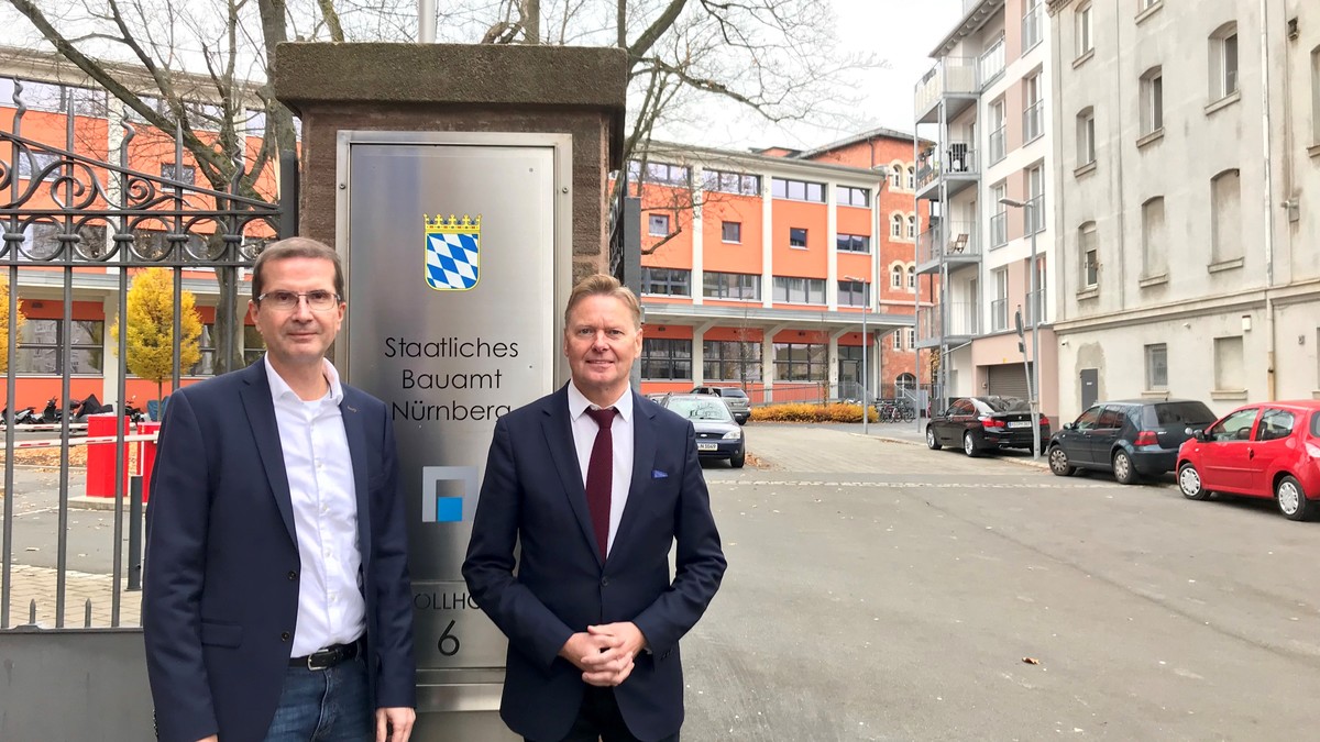 Reichenschwands Bürgermeister Manfred Schmidt (links) und MdL Norbert Dünkel informierten sich im Staatlichen Bauamt Nürnberg über Straßenbauprojekte im Nürnberger Land. Foto: D. Fritsch 