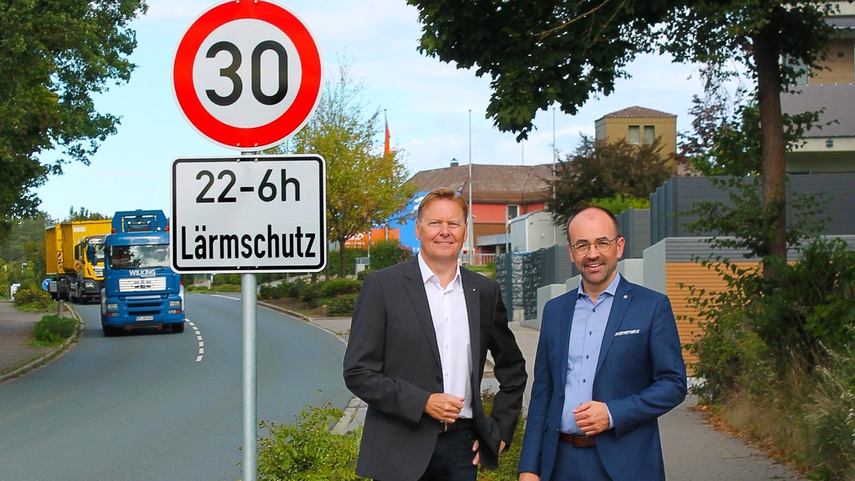 MdL Norbert Dünkel (l.) und Bürgermeister Markus Holzammer (r.) freuen sich über die Lärm-Entlastung für die Anwohner. Foto: M. Kirnberger