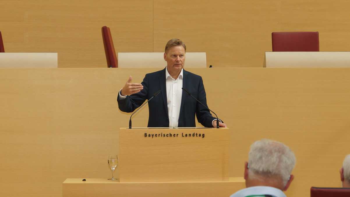 Für Norbert Dünkel, hier am Rednerpult des Bayerischen Landtags, ist das Ampelgesetz reiner Aktionismus ohne Effekt für mehr Sicherheit. Foto: Büro Dünkel  