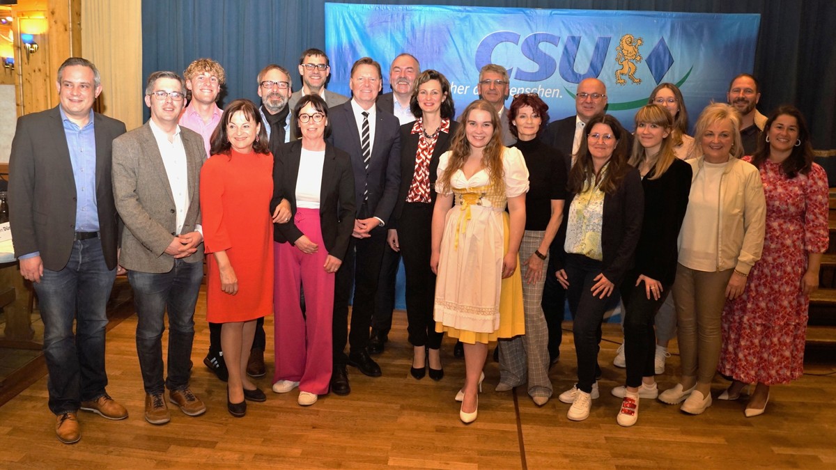 Eine starke Gemeinschaft: Der als CSU-Kreisvorsitzender wiedergewählte Norbert Dünkel (m.) mit Europaabgeordneter Marlene Mortler (4. v. l.), Thomas Ritter, Vorsitzender der CSU-Kreistagsfraktion (2. v. l.), und die neu gewählte Kreisvorstandschaft. 